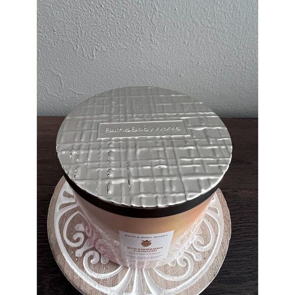 Bath And Body Works STRAWBERRY DAIQUIRI Candle BBW Home Fragrance New - Picture 4 of 4